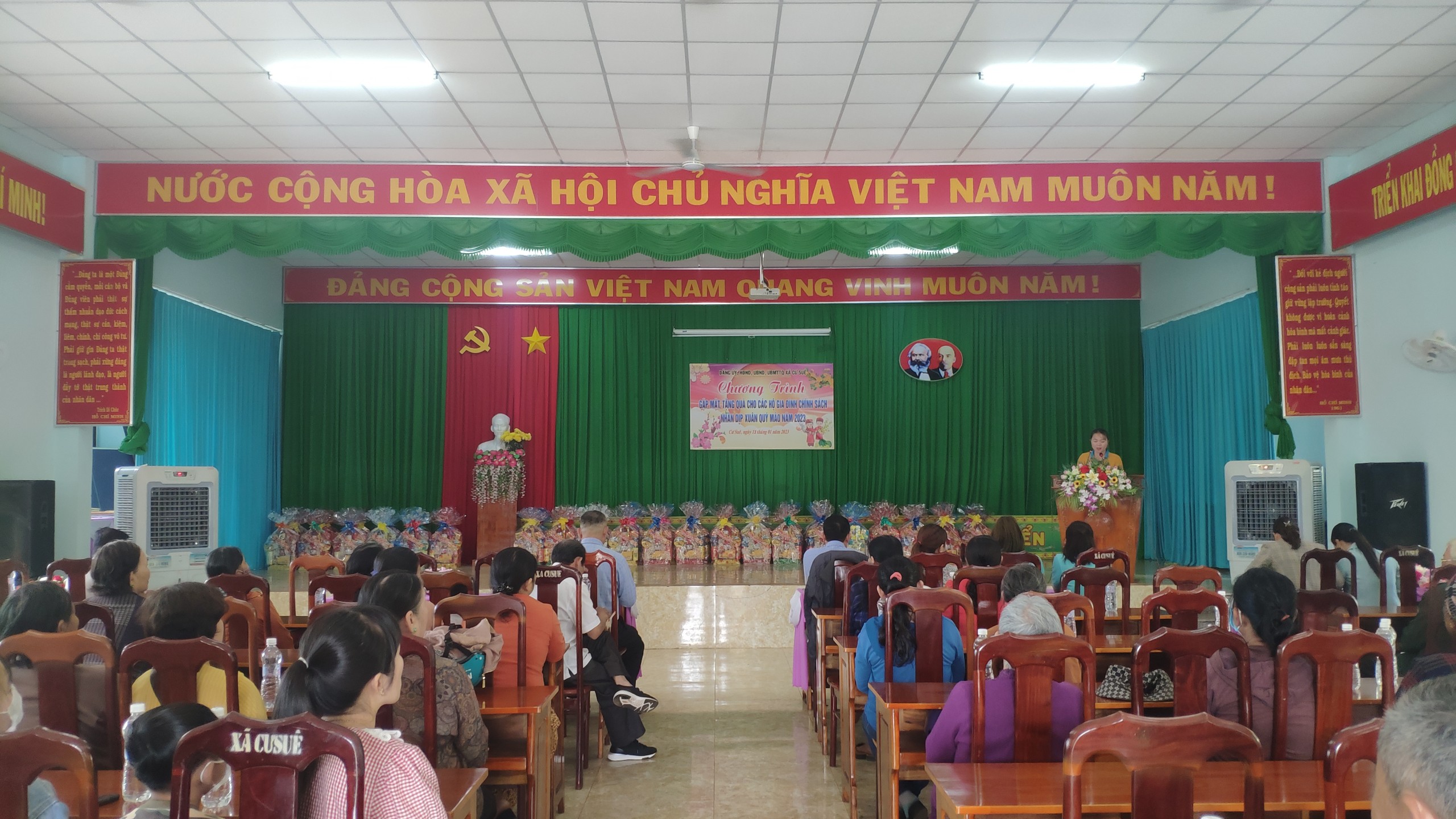 tang qua cho ho chinh sach 00